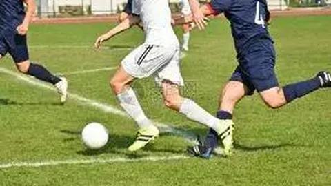 沪上足球巅峰对决：海港与申花联赛战平一局，杯赛申花强势逆袭，两度击败海港！