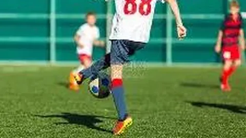 梅西击破僵局为爱妻送惊喜，喜指右胸向镜头展示胜利姿态